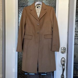 J. Crew ladies camel coat size 2. In new condition. 90% wool and 10% cas…